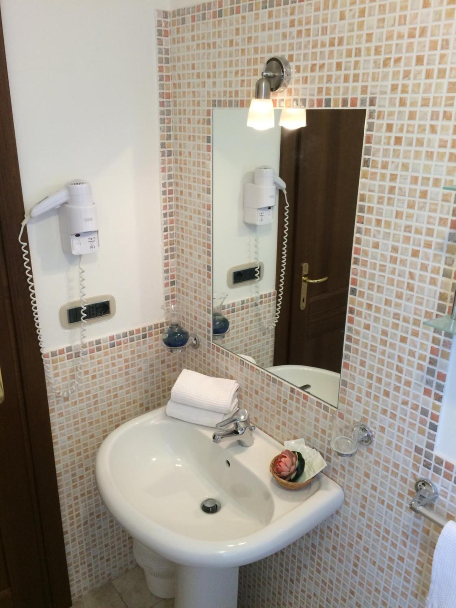 Hotel Villa Laura Fiuggi Ruang foto