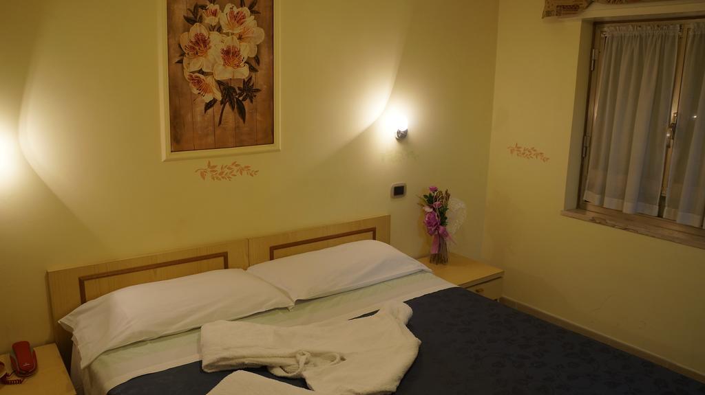 Hotel Villa Laura Fiuggi Ruang foto